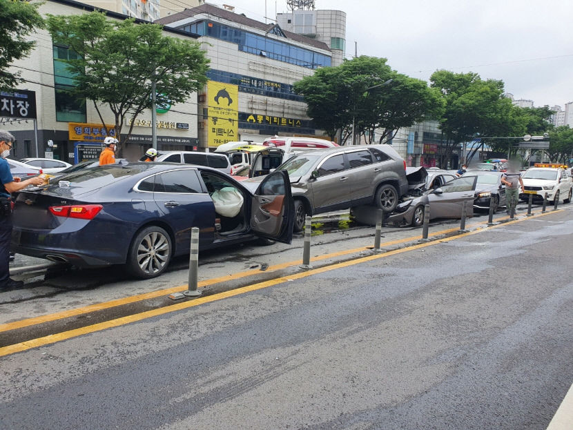 대구 수성구 신매동 일대서 출근시간 4중 추돌사고...7명 부상