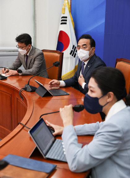 민주당 지선 패배, 반성없는 자화자찬과 공천내홍, 정당성 없는 비대위 때문