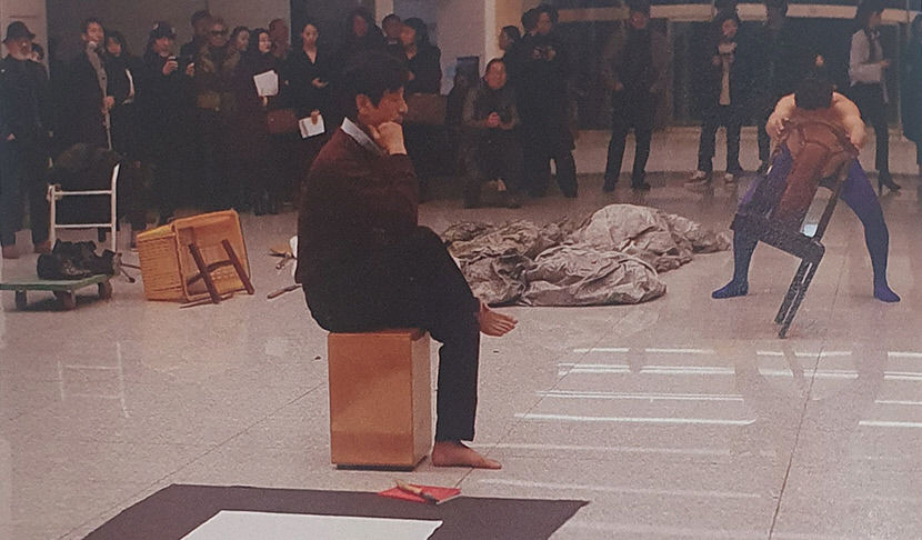 [첫 / 날] 퍼포머로 변신한 시인 박진형