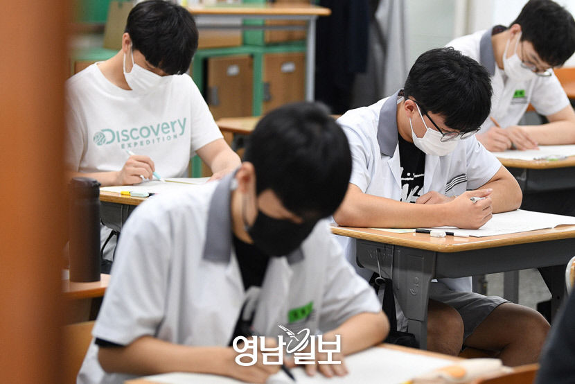 [포토뉴스] 6월 모의평가 푸는 수험생들