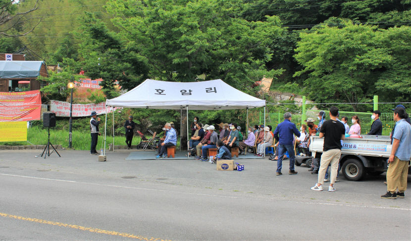 경주 기림사 앞 십자가 세우고 확성기로 찬송가 틀어…주민 더는 살 수 없다 맞집회