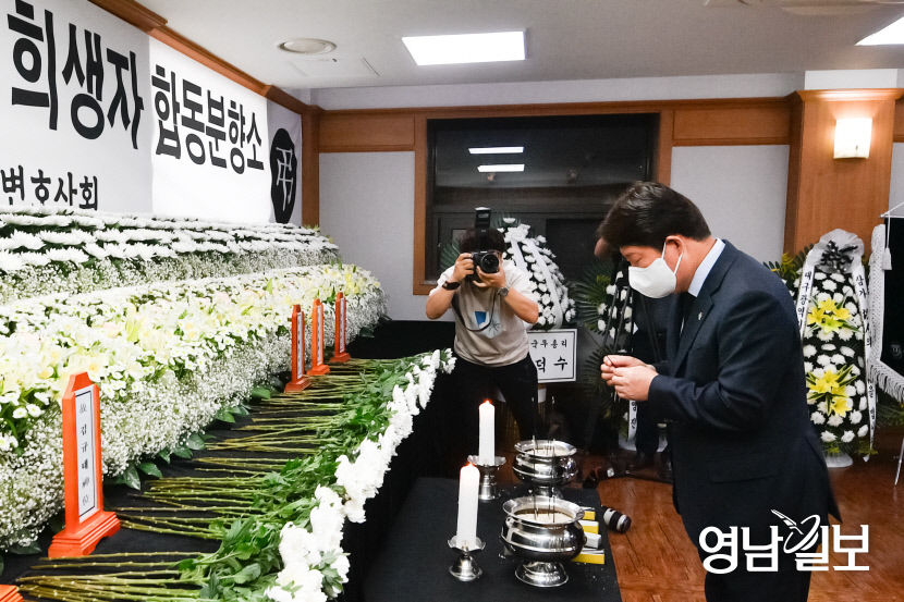 [포토뉴스] 방화참사 합동분향소 찾은 권영진 대구시장