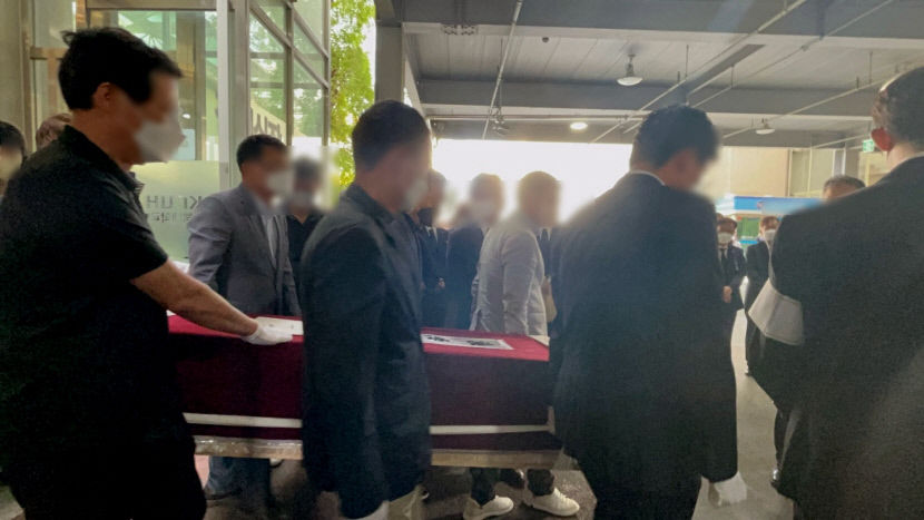 어떻게 먼저 가니…대구 변호사 사무실 방화사건 희생자 눈물의 발인식