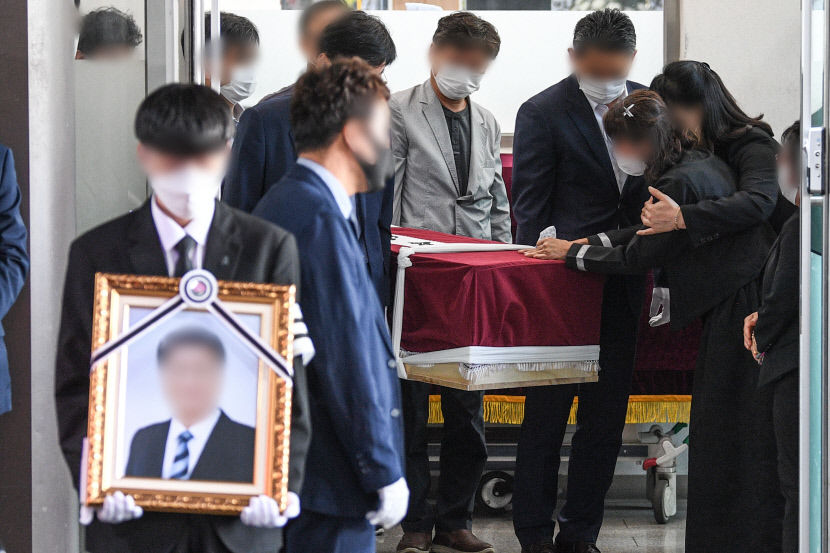 어떻게 먼저 가니…대구 변호사 사무실 방화사건 희생자 눈물의 발인식