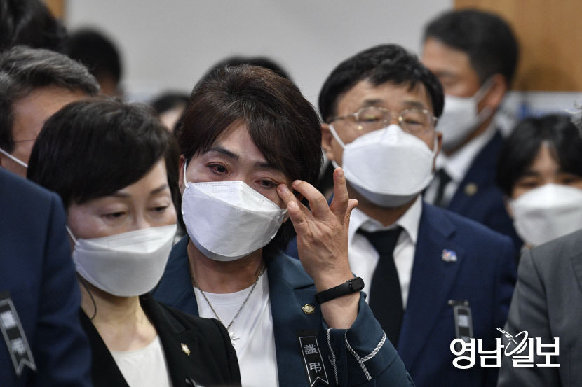 [포토뉴스] 법률사무소 방화참사 희생자 합동추모식에서 눈물 흘리는 동료들