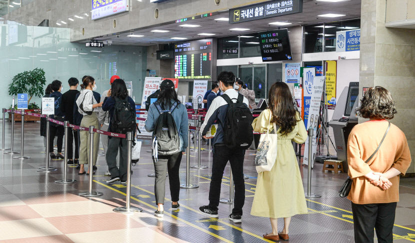여름 해외여행 기다렸지만…항공권 가격 인상, 갑작스런 감염병에 또 못가?