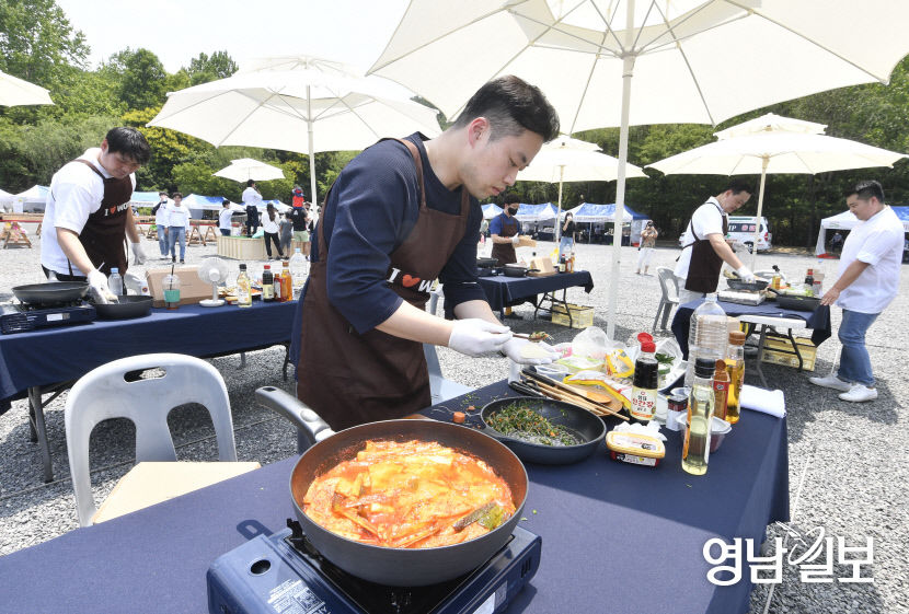[포토뉴스] 요리에 집중하는 아빠들