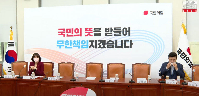 배현진 최고위원의 악수 청하는 손 외면한 이준석 대표