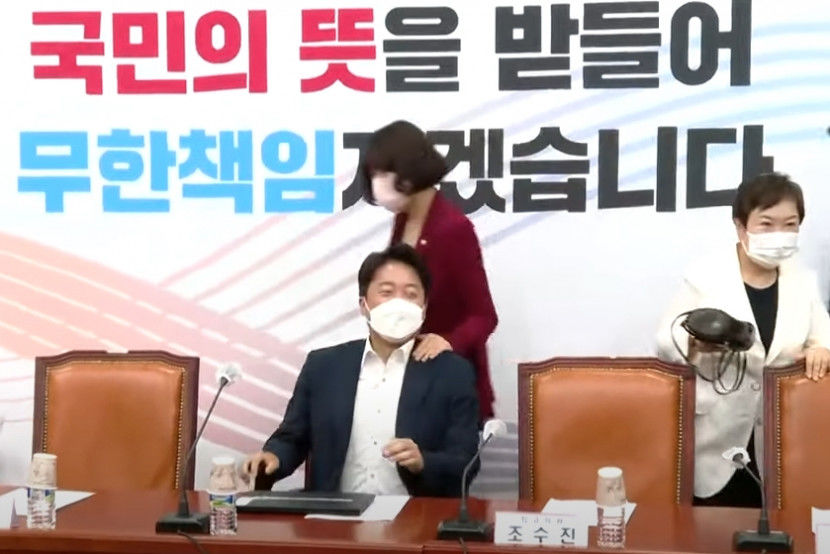 배현진 최고위원의 악수 청하는 손 외면한 이준석 대표