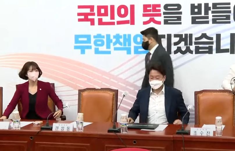 배현진 최고위원의 악수 청하는 손 외면한 이준석 대표
