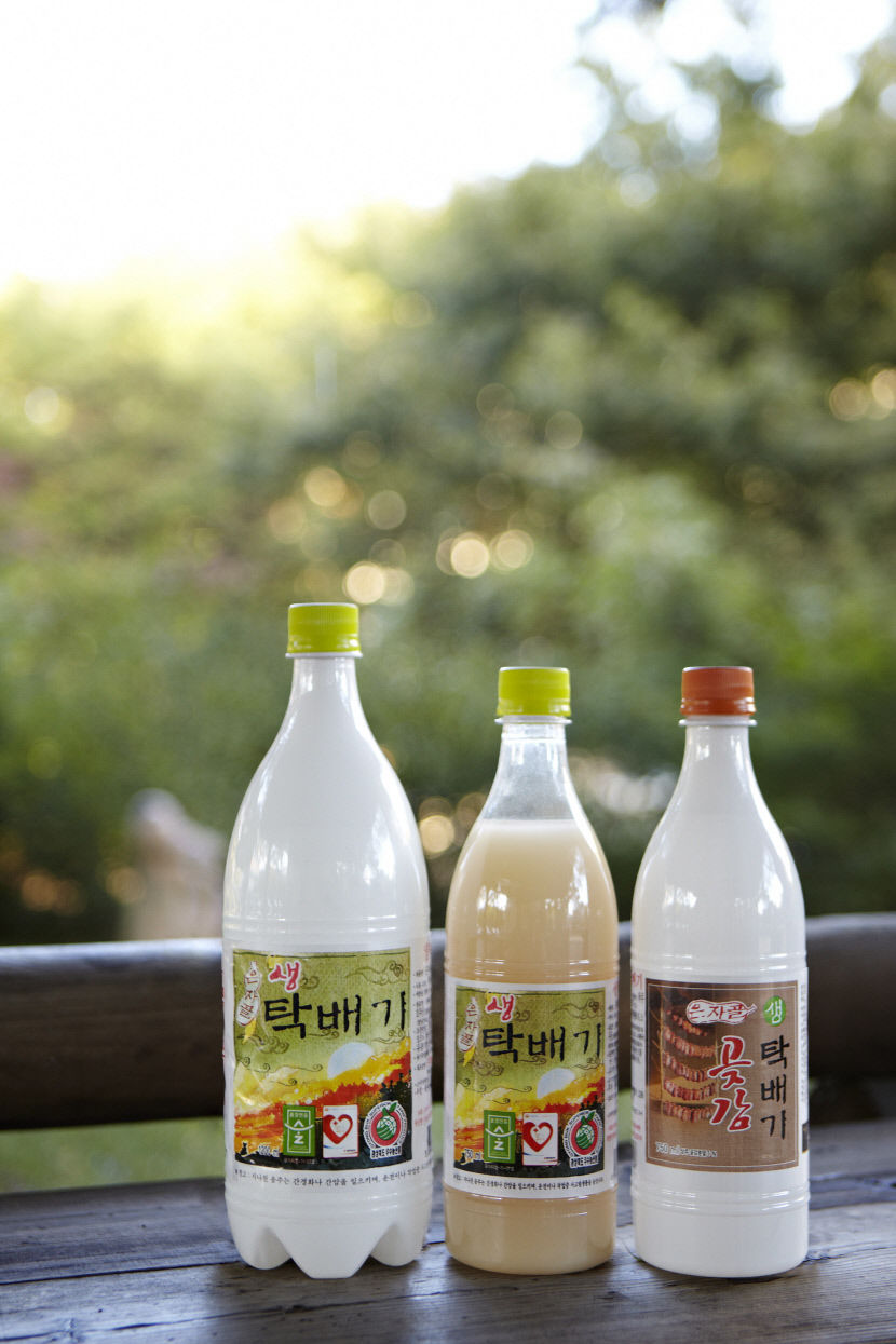 문재인 전 대통령이 마을주민과 어울리며 마신 막걸리는 상주産   은자골 탁배기
