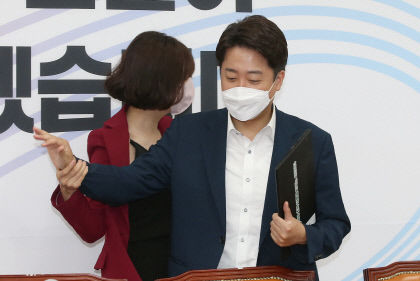 홍준표, 이준석·배현진 갈등 겨냥 공개 회의에서는 해선 안될 행동  비판
