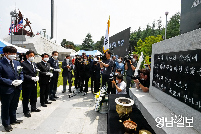 [포토뉴스] 백선엽 장군 서거 2주기 추모행사에서 헌화하는 이준석·안철수