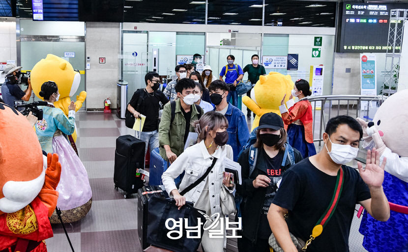 [포토뉴스] 대구공항 코로나 이후 첫 단체관광객 입국