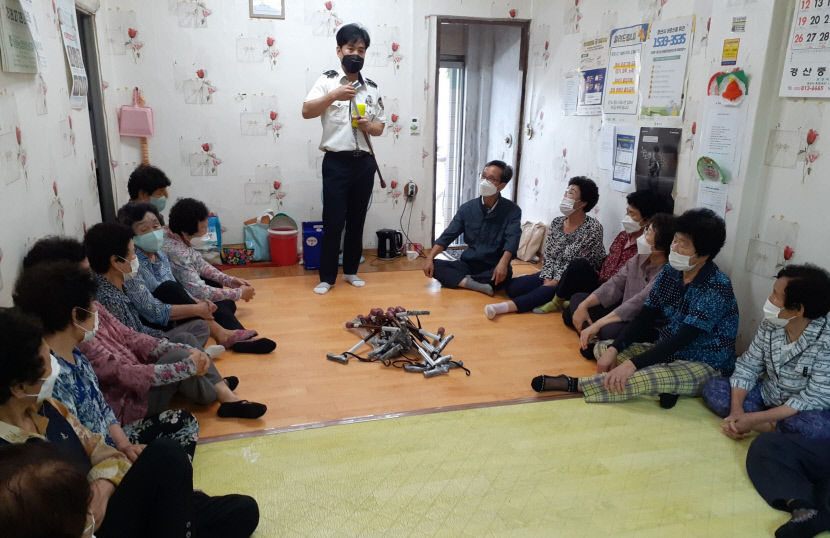 경산경찰서, 경로당 어르신들에게 형광지팡이 전달