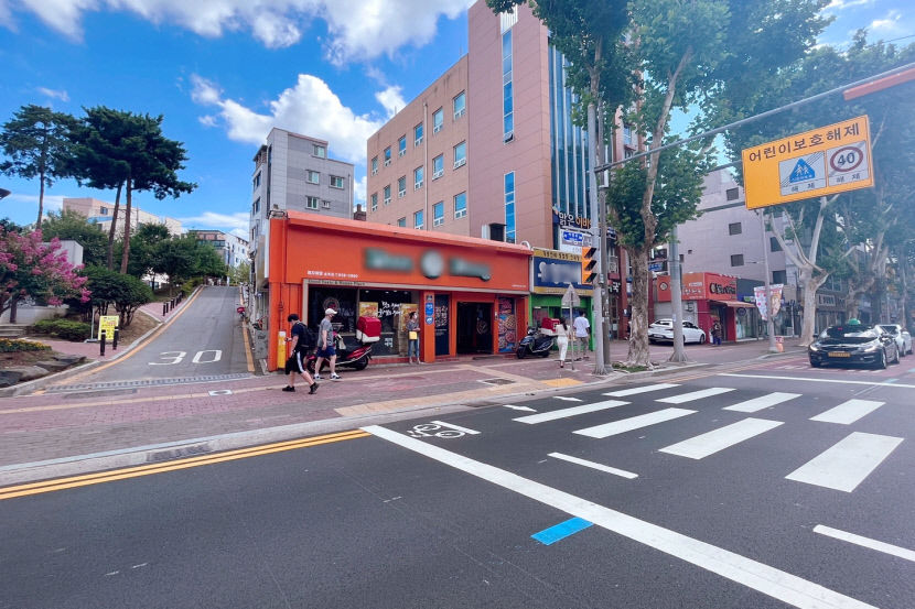 [뉴스後] 도로 연결돼 보행자 위협하던 대구 동구청 앞 횡단보도 옮겼다