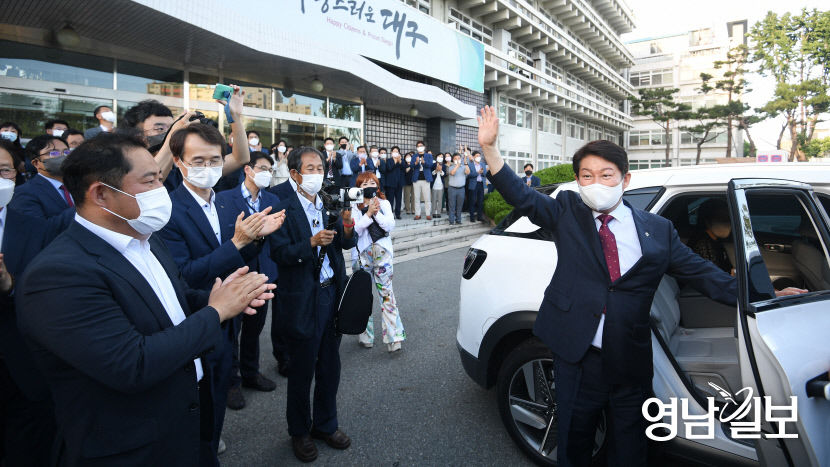 [포토뉴스] 권영진 대구시장 퇴근길 환송
