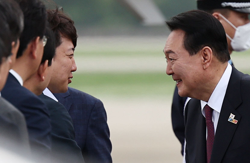 尹 대통령, 외교 데뷔전 마치고 귀국… 이준석 깜짝 마중 눈길