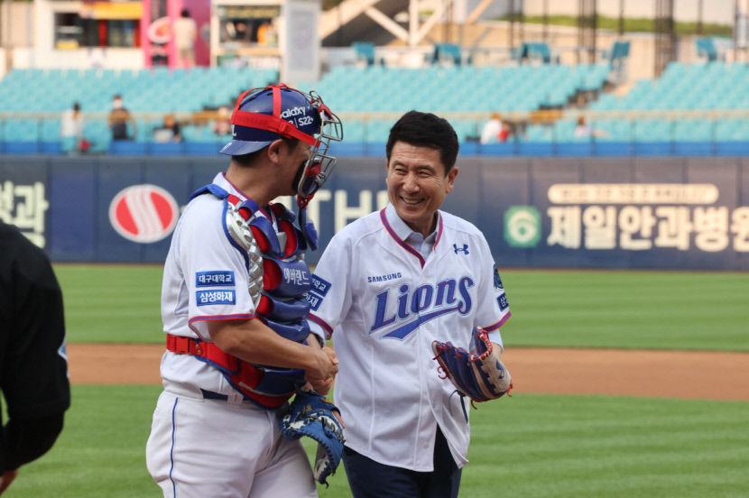 이강덕 포항시장, 도민체전 홍보 위해 프로야구 삼성-LG 경기 시구