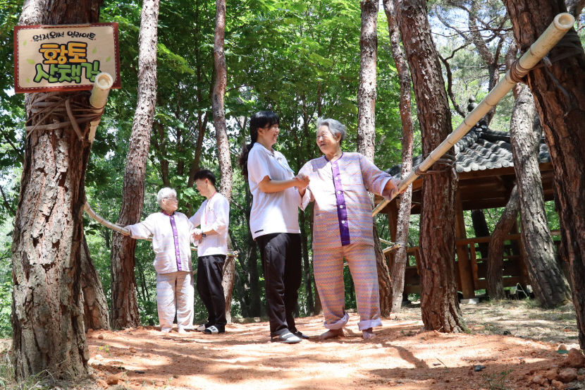 구미시립노인요양병원, 황토 산책길 인기