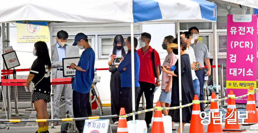 [포토뉴스] 다시 길어지는 코로나 검사 대기줄