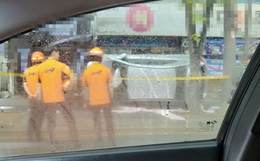 대구 달서구서 인도 돌진 차량 전도사고 발생...70대 운전자 가벼운 부상