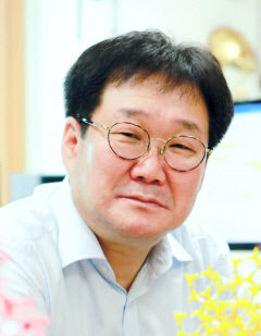 포스텍 홍석봉 교수, 아시아 최초 브렉상 수상