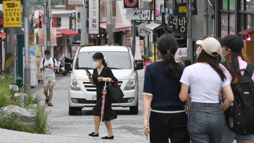 보행자 전용도로 적용 시간에 차량 바쁘게 오가…CCTV는 불법 주정차만 단속