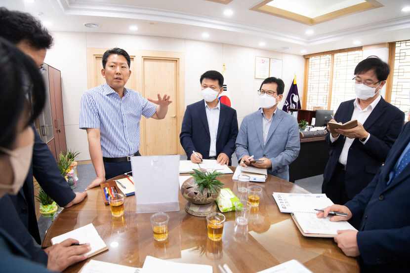 김장호 구미시장, 서서하는 회의·결재 눈길