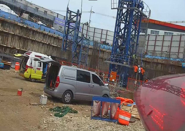 포항 아파트 공사장서 작업자 3명 10m 높이서 추락…1명 사망 2명 부상(종합)