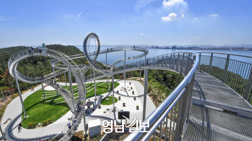 [골목부터 바닷길까지, 포항 힐링로드 .3] 핫 플레이스…우주·바다 위 걸으며 인생샷  물회지구서 시원한 오감만족