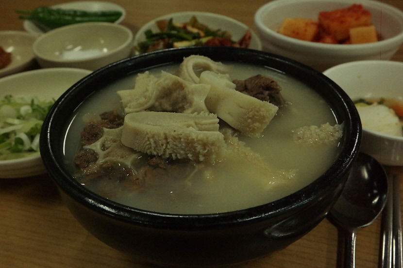[위클리포유 커버 스토리-김영복·이춘호 한식 삼천리] 곰탕·설렁탕 진국 열전(2) 소고기 부위별 고아내는 국물이 맛 좌우…고기가 무르면 건져내 먹기 좋게 잘라