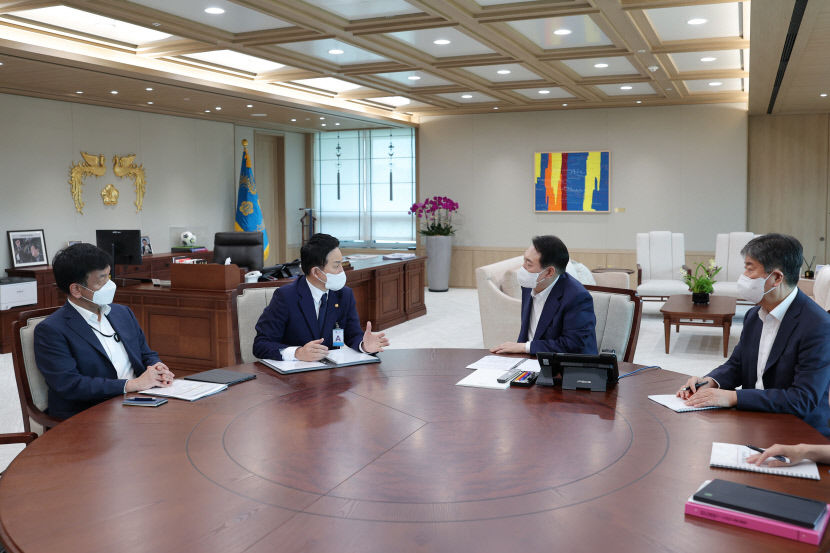 윤대통령 국토부 업무보고서 지방거점·교통망으로 균형발전 이끌어야…환경부 업무보고도 받아