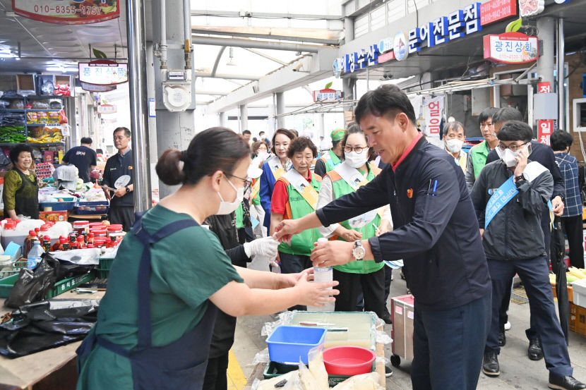 尹 청송군수, 전통시장 돌며 얼음생수 나눔