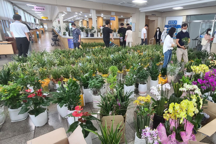 경산시청 여정회 인사때 받은 축하화분 팔아 이웃돕기 등 기탁