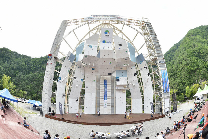 얼음골 시원한 물줄기 헤치며 암벽등반...24일 청송 서머 드라이툴링 대회