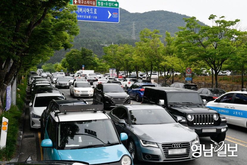 [포토뉴스] 워터밤 행사 열린 대구스타디움 주변 불법주차 극성