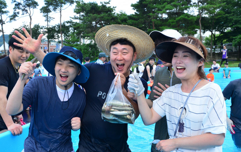 은어 잡으며 더위 훌훌~…봉화은어축제 3년 만에 대면 축제로 연다