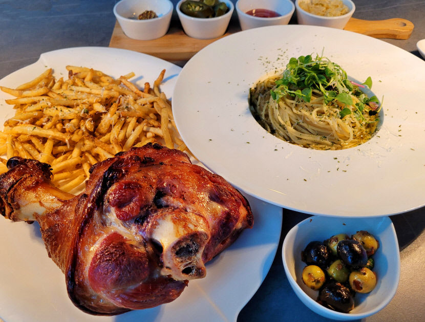 [대구 맛집] 삼송1957 와인비스트로…삼송빵집 대표가 내놓는 겉파속쫀 독일식 족발