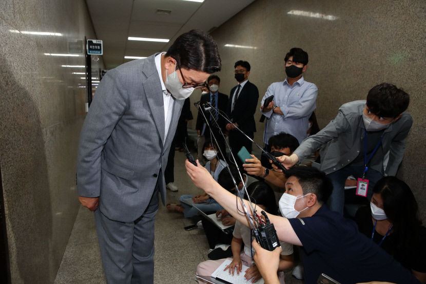 尹 이준석 내부총질 문자 파장 이어져…권성동 사과·대통령실 유감에, 이준석 양두구육