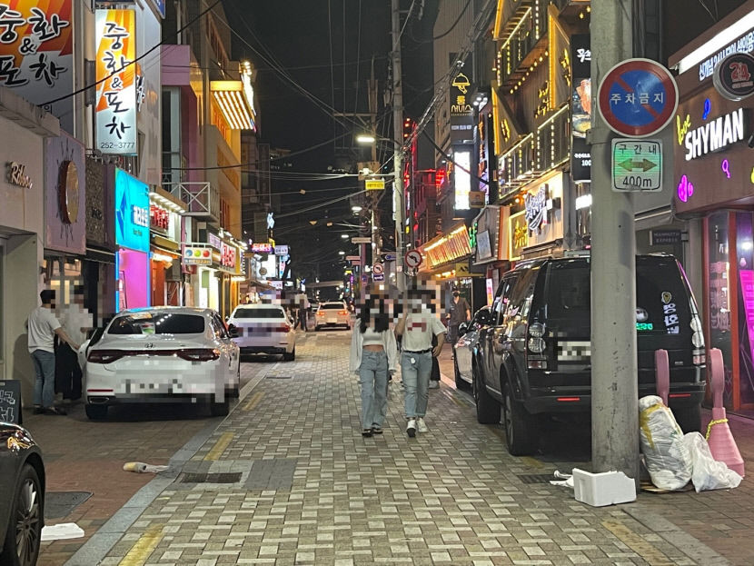 주차금지 교통표지판 있으나마나...밤만 되면 인도가 주차장 되는 동성로