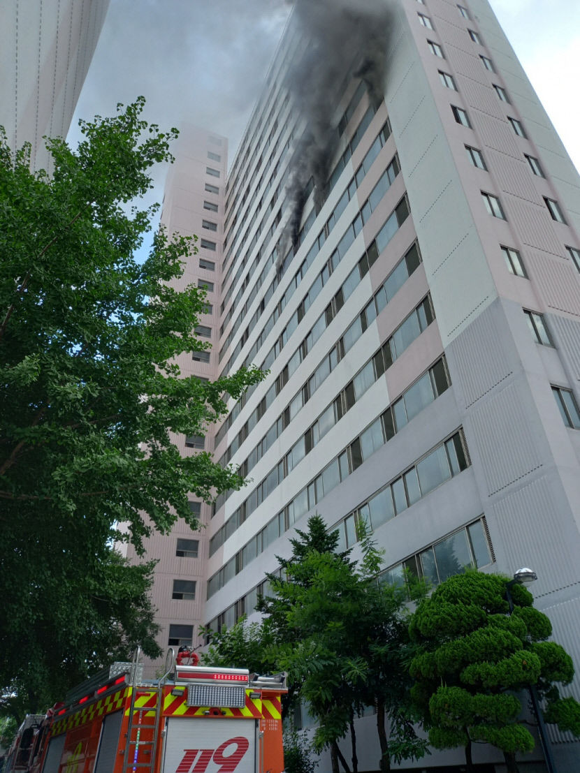 대구 북구 아파트 10층에서 불…주민 4명 연기 흡입