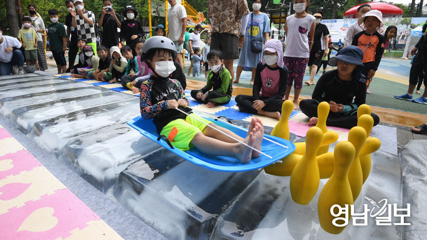 [포토뉴스] 가족사랑 아이스 축제, 얼음위 인간컬링