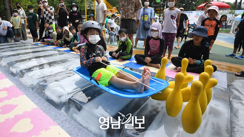 [포토뉴스] 더위 비켜…빙판서 즐기는 썰매