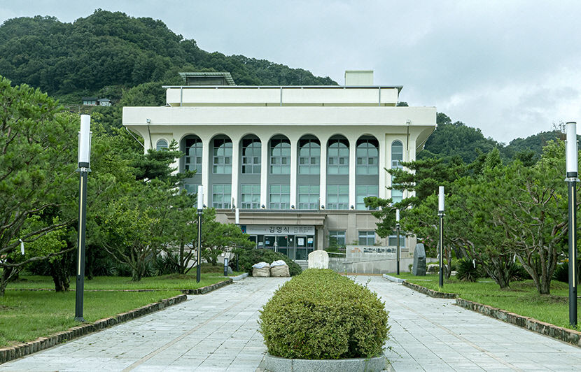 [문화도시와 멀어지는 김천시 문화예술 행정] 아날로그 못벗어난 문예회관…전시 다양성 실종된 시립미술관
