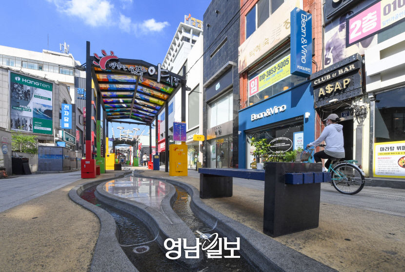 [골목부터 바닷길까지, 포항 힐링로드 .6] 포항 시내의 변신 - 중앙로…쇠퇴한 번화가에 실개천 흐르자 다시 찾아드는 사람들