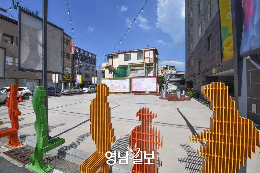 [골목부터 바닷길까지, 포항 힐링로드 .6] 포항 시내의 변신 - 중앙로…쇠퇴한 번화가에 실개천 흐르자 다시 찾아드는 사람들