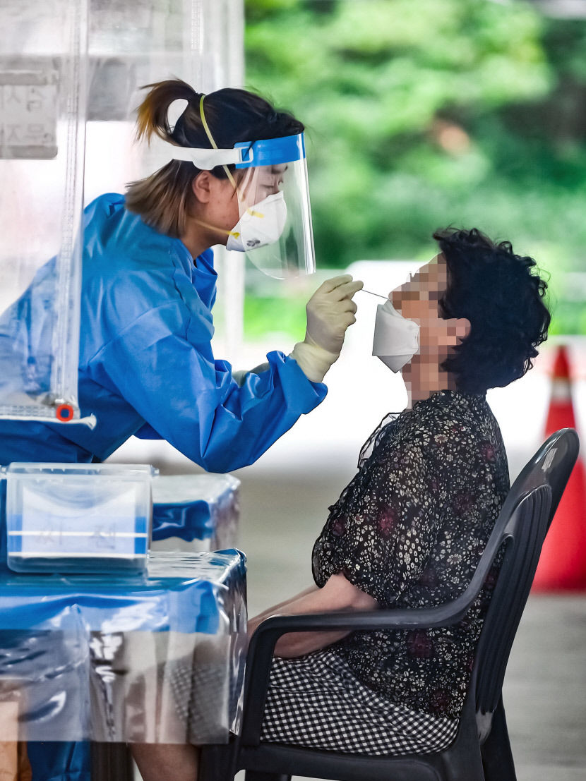 방역갈피는 못잡고 이름만 이랬다저랬다…새 지침 표적방역 갑론을박