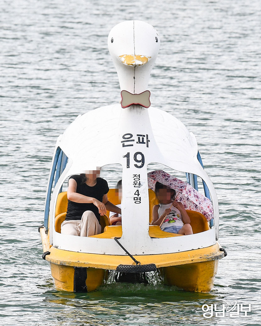 [포토뉴스] 아무리 더워도, 양산보다 구명조끼가 우선