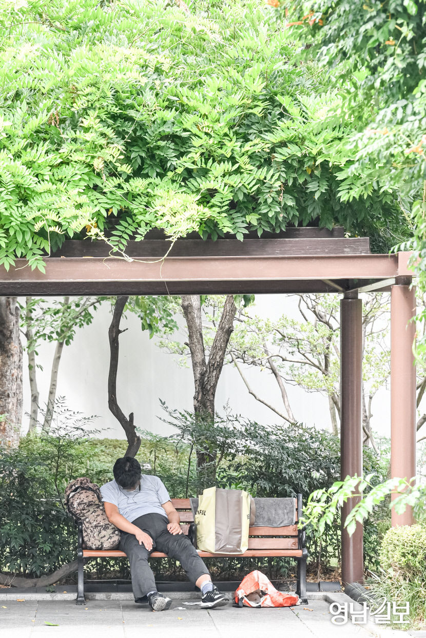 [포토뉴스] 더위에 지친 노숙인